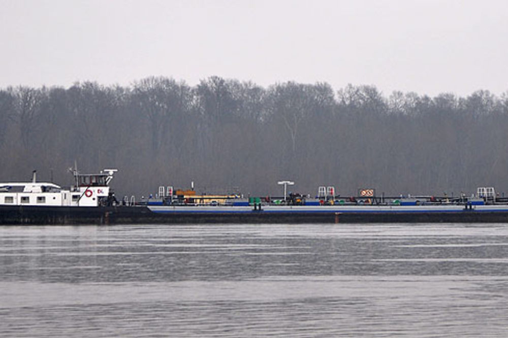 Hrvatski tanker skinut sa spruda u Sremskim Karlovcima