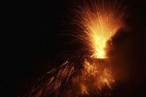 Vulkan u Ekvadoru bljuje lavu kilometar u vis