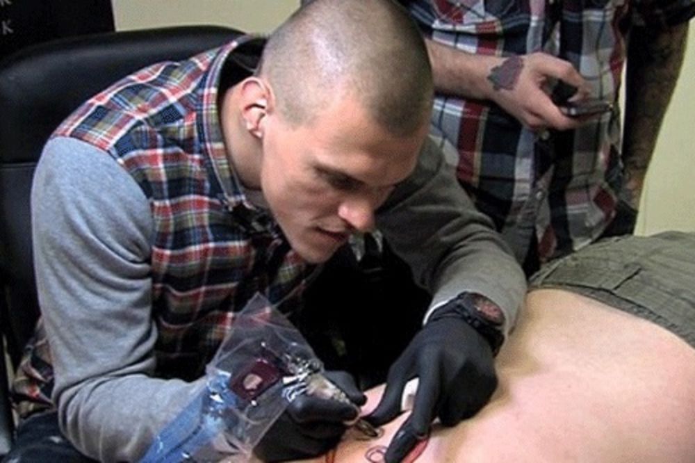 Škrtel drhtavom rukom tetovirao navijača Liverpula