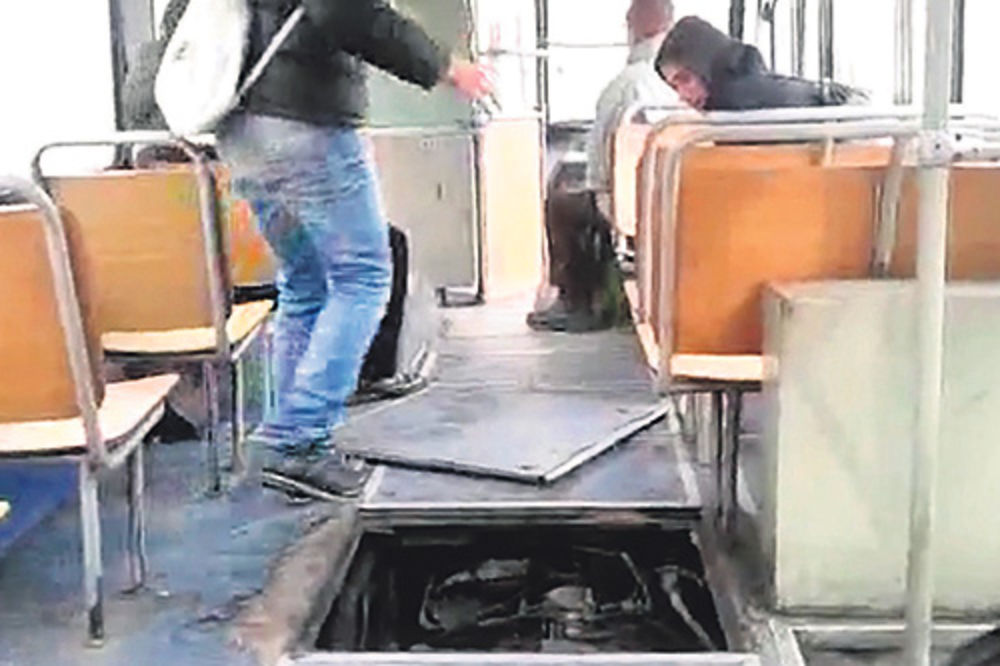 STRAŠNO: Beograđane vozi autobus s rupom u podu!