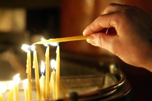 NOVI OBIČAJI U BRUSU: Zabranjeno unošenje sveća u crkvu!