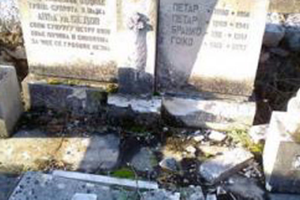 USRED DANA: Oskrnavljeno srpsko groblje u Kninu