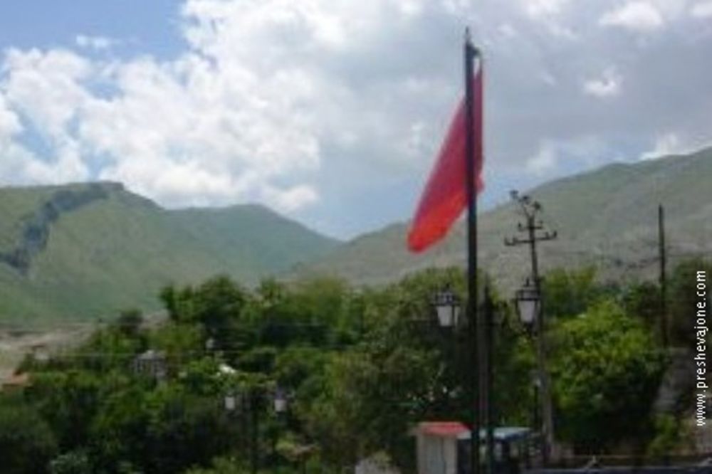PRST U OKO: Albanska zastava vijori se u Dobrosinu!