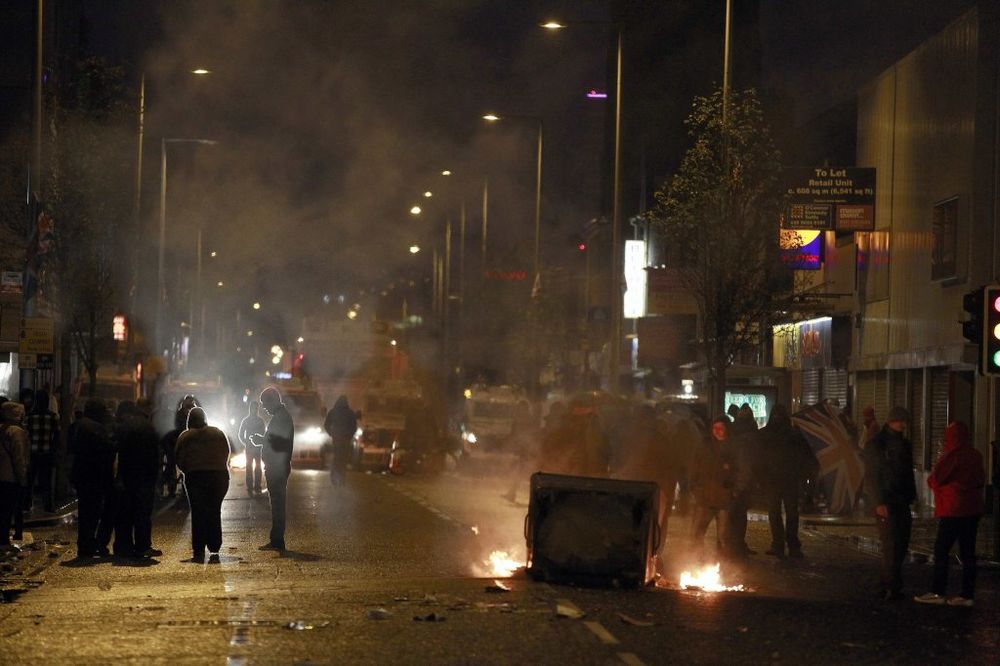 NEREDI ZBOG ZASTAVE: Tri policajca povređena u Belfastu