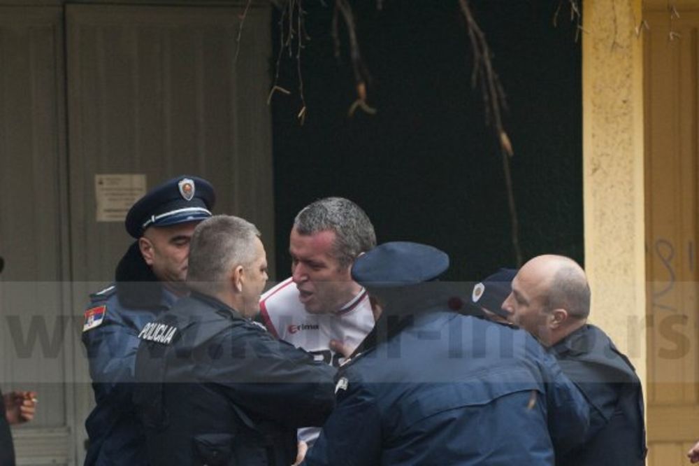 FOTOGALERIJA: Pogledajte hapšenje čoveka sa terase