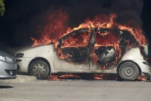 PROFESORU PLANUO PASAT: Službeno vozilo NS škole potpuno izgorelo