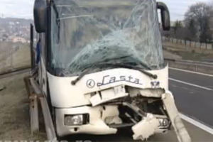 VRČIN: Jedanaestoro povređeno u sudaru autobusa i šlepera