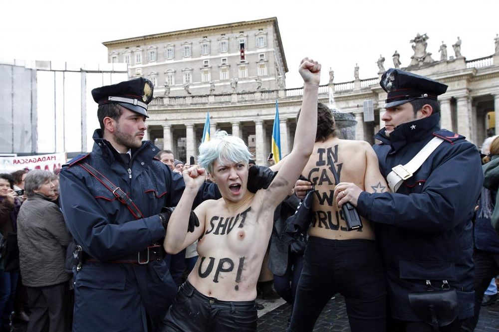 NE ŠTEDE NI PAPU: Femen se skinule pred Benediktom XVI
