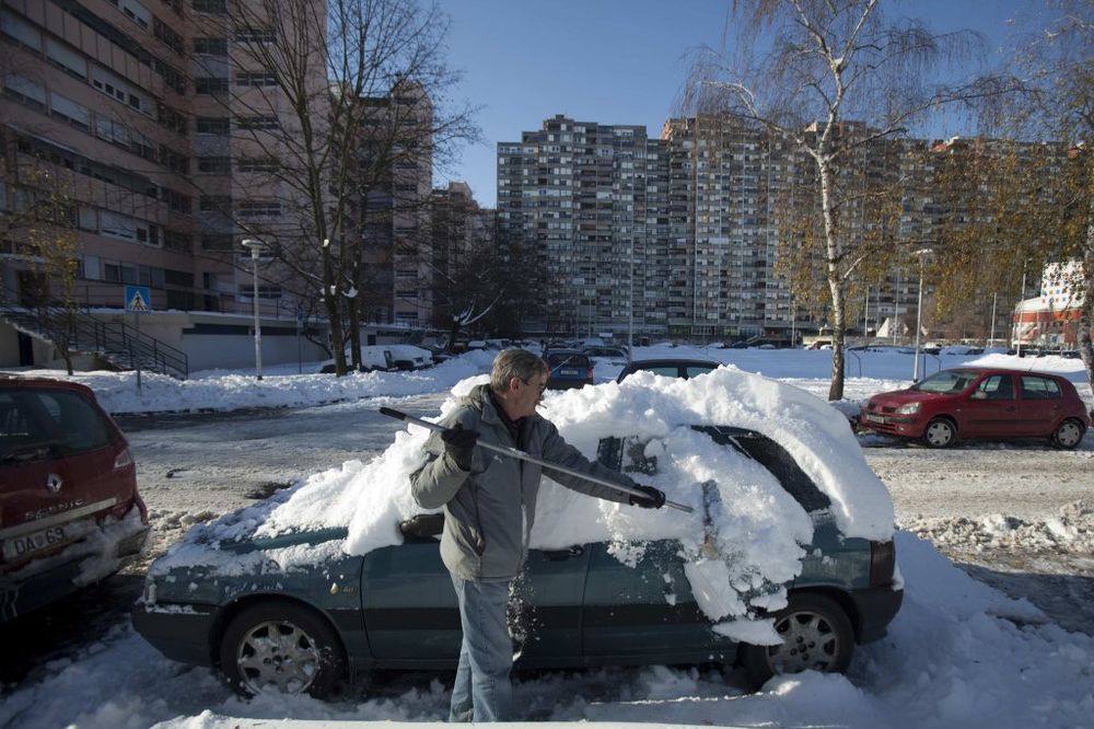 ZAVEJANI: U Zagrebu skoro pola metra snega!