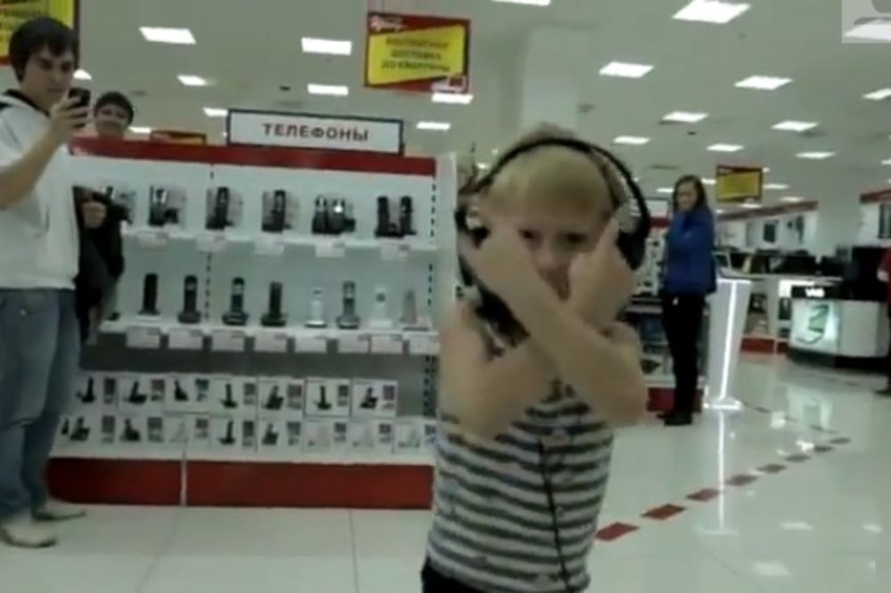 ZANEO SE: Mali Rus ludovao u supermarketu