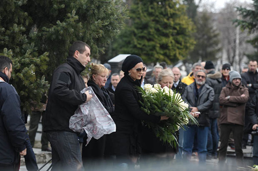 Ceca na pomenu Arkanu: Bol ne prestaje