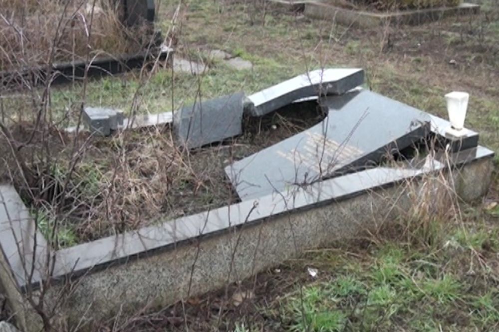 DOLIJALI: Maloletnici rušili srpsko groblje