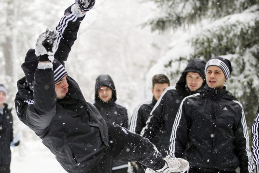 GRUDVANJE: Fudbaleri Partizana igrali ragbi po snegu