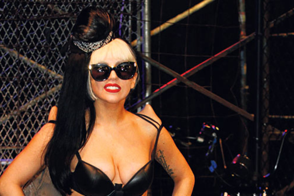 IZGUBILA RAZUM: Ledi Gaga voli seks na javnom mestu