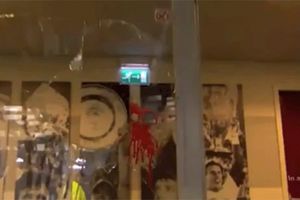 DIVLJAK: Fudbaler PSV-a razbio vrata i posekao ruku