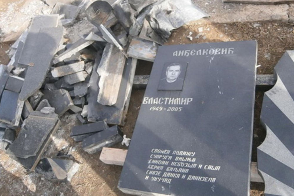 VANDALIZAM ALBANACA: Oskrnavljeni srpski grobovi u južnoj Kosovskoj Mitrovici