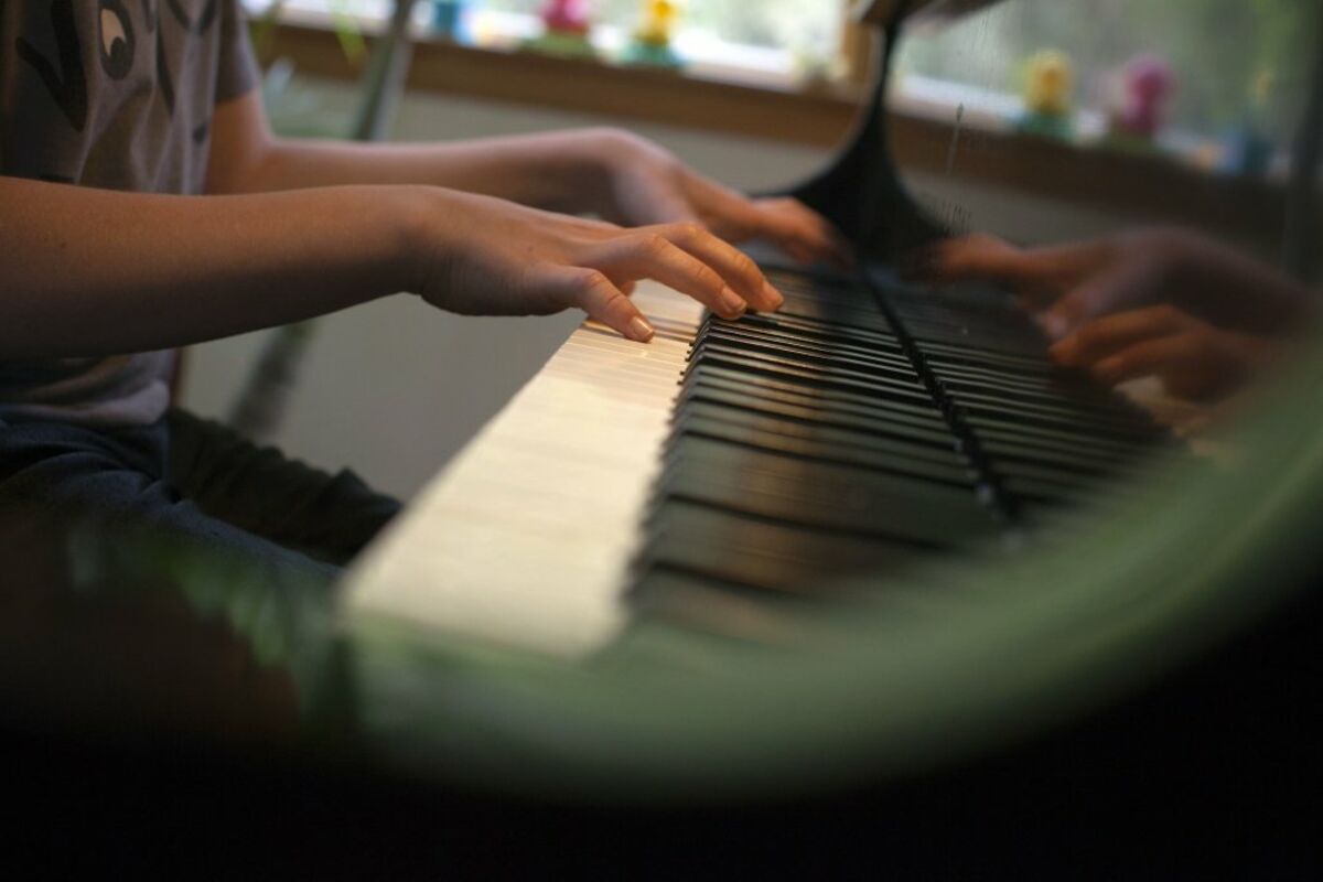 Музыка игра громко. Мураками за фортепиано. Играет на пианино в воздухе. Инструмент на котором играют воздухом. Зачем пианисты играют по воздуху.