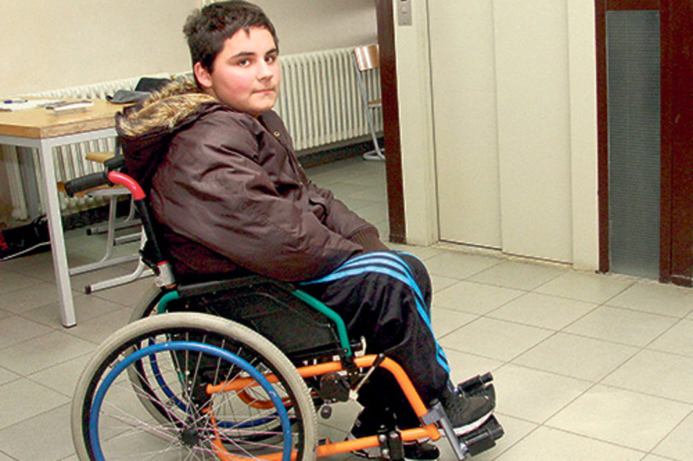 USPEH KURIRA: Popravljen lift za invalide!