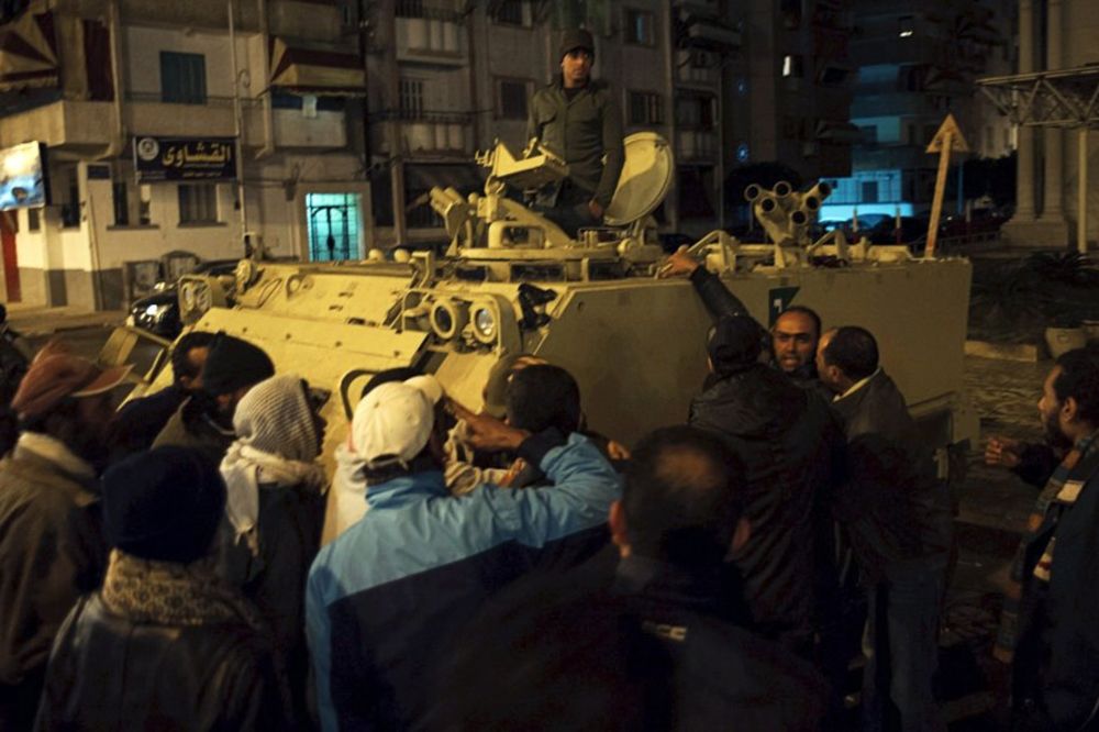 POLICIJSKI ČAS: Egipćani palili i rušili policijske stanice