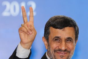 SPASITELJI: Ahmadinedžad i Putin u borbi za rvanje