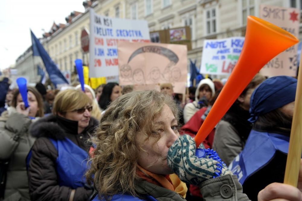 Janšina Urška demonstrira u Ljubljani