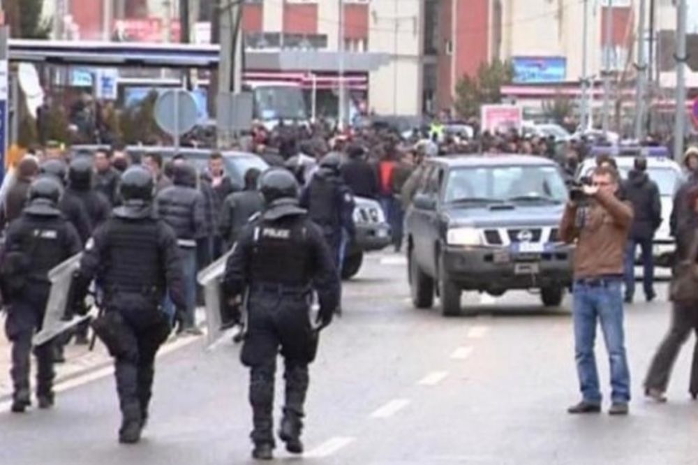 Visoki Dečani pod zaštitom Kfora, demonstranti zaustavljeni