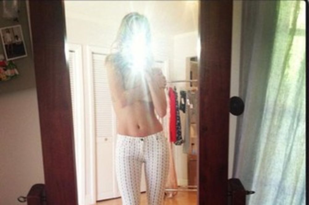 Rozi Hantington u toplesu za Instagram