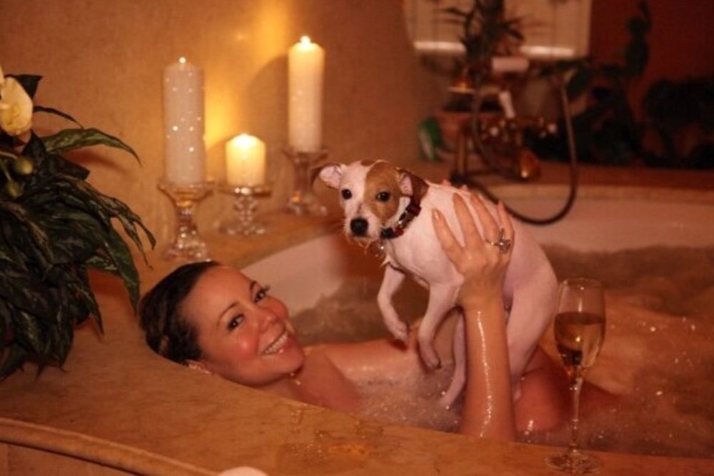 Maraja Keri se kupa sa psom