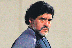 MAJSTOR: Maradona vlada terenom sa 52 godine i 120 kilograma