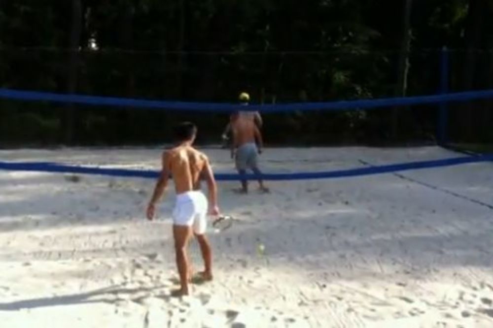 NOVI SPORT: Novak na pesku spojio odbojku i tenis!