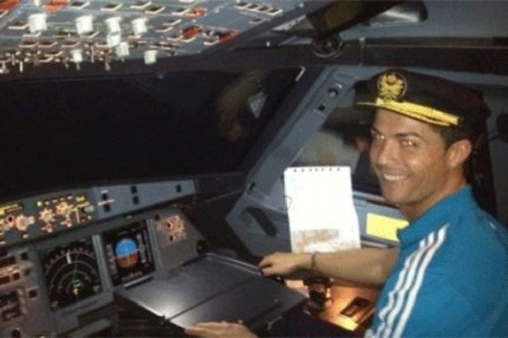 AVIONU SLOMIĆU TI KRILA: Ronaldo pilot!