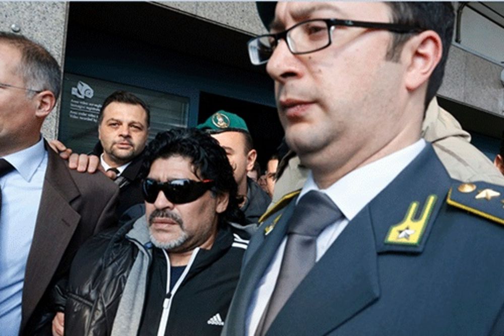 NIJE UHAPŠEN: Maradona stigao u Italiju da skine ljagu