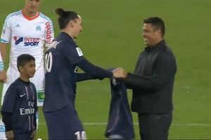 IBRAHIMOVIĆ SA IDOLOM: Ronaldo dobio dres od Ibre