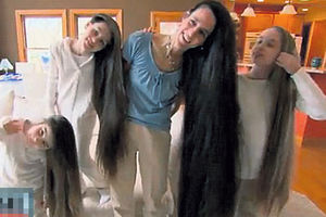 Majka i tri ćerke imaju kosu do poda