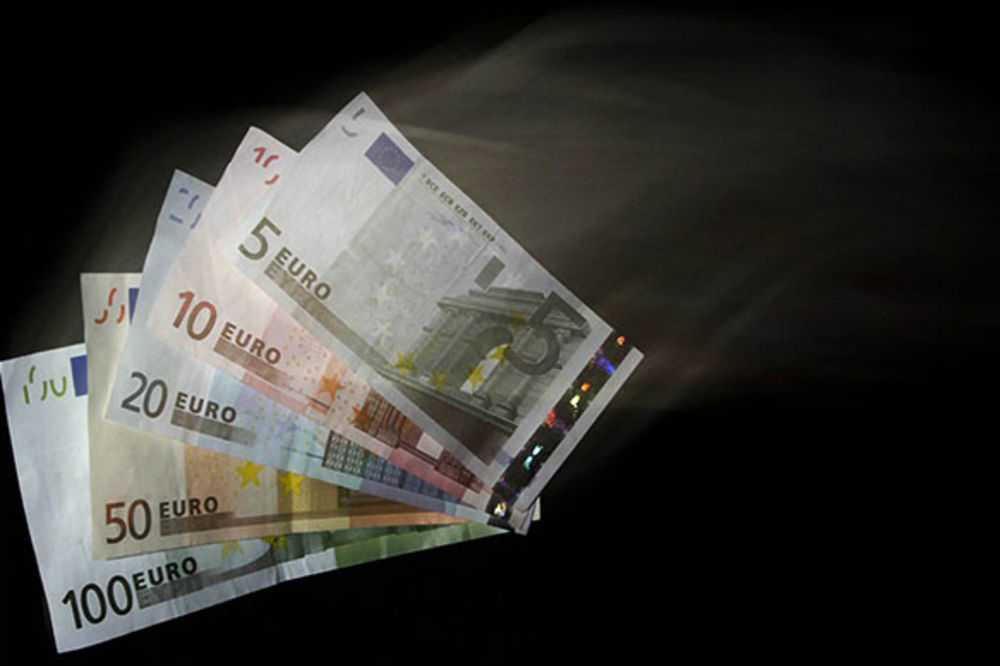 DA NE POVERUJEŠ: Banka je kaznila 300 evra jer je ranije uplatila ratu za kredit!