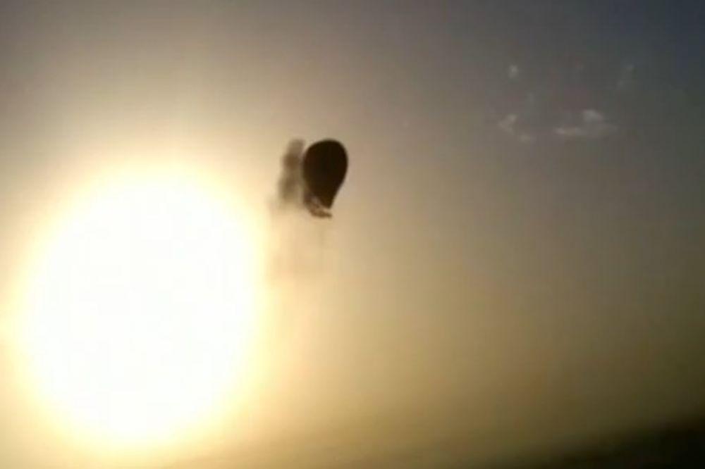 TRAGEDIJA NA SNIMKU: Turisti snimili pad zapaljenog balona