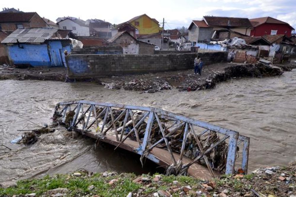 PUKLA BRANA: Na stotine Makedonaca beži od poplava