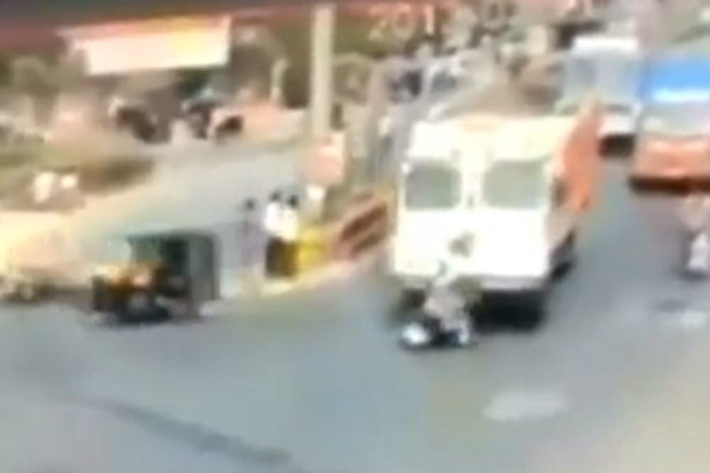 ČUDO: Kamion pregazio ženu na skuteru, ostala nepovređena