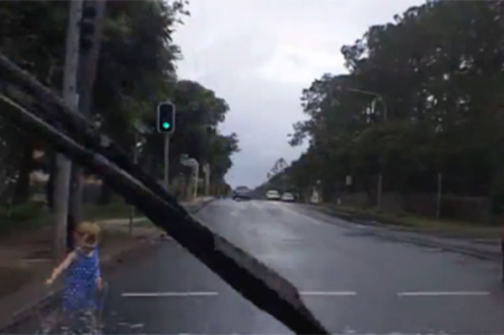 SMRT ZA DLAKU: Vozač objavio snimak kako je udario dete