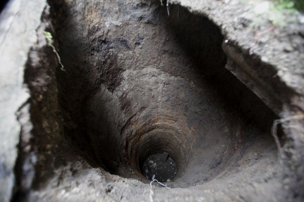 Duboka 20 metara: Otvorila se rupa nasred livade