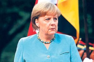 TEMELJNA PROVERA: Poslanici Angele Merkel češljaju Srbiju u kombiju!