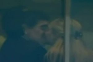 LJUBI, LJUBI... Maradona sa devojkom na Old Trafordu