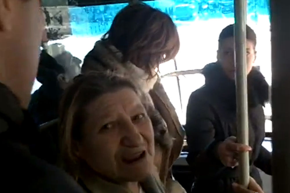 PRETE I IZBACUJU: Bus plus kontrolori isterali ženu iz autobusa!