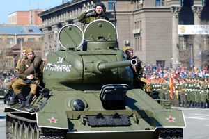 Poklon ženama na Putinov način: Draga, evo ti tenk!