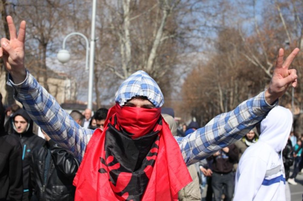 PROTEST: Albanci kamenjem na policiju i zgradu vlade