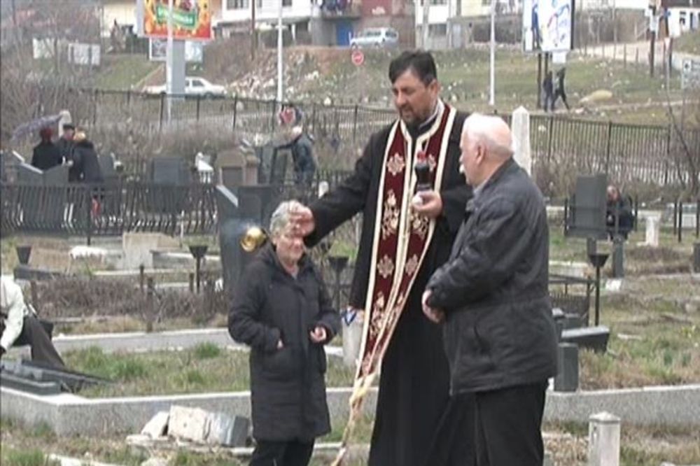 ZADUŠNICE: Srbi zatekli uništene grobove u Mitrovici