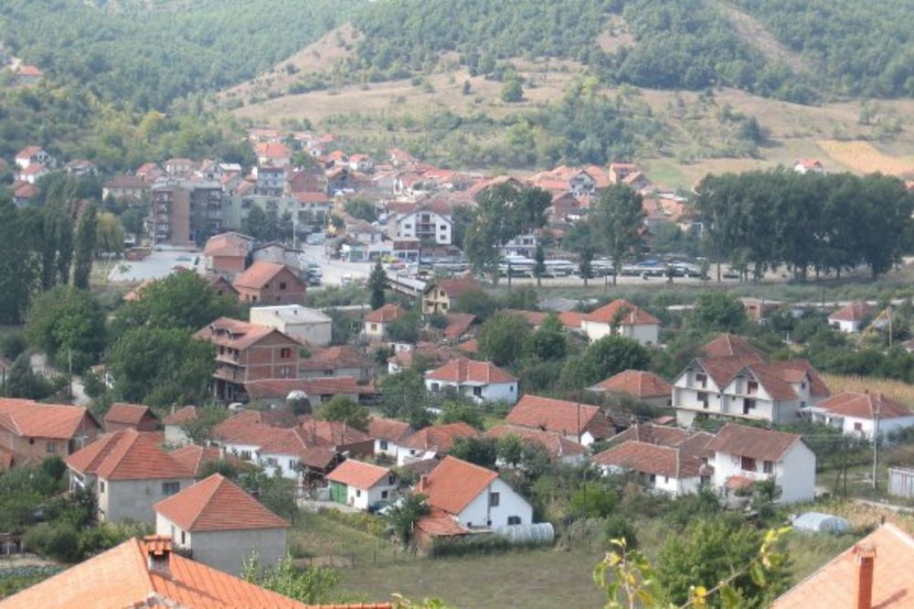 Napad na Srbe: Kamenovan kombi u selu Muađere