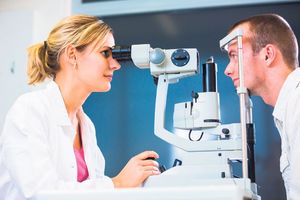 OČI SU OGLEDALO ZDRAVLJA: 5 problema koji su ALARM za odlazak kod oftalmologa