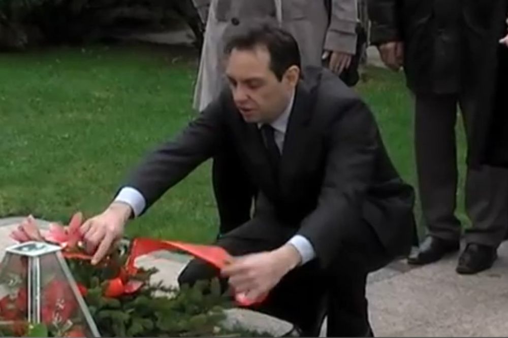 GODIŠNJICA: Vulin i radikali posetili grob Slobodana Miloševića