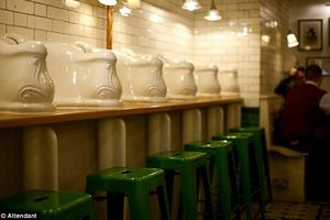 LONDON: Javni toalet pretvoren u kafić